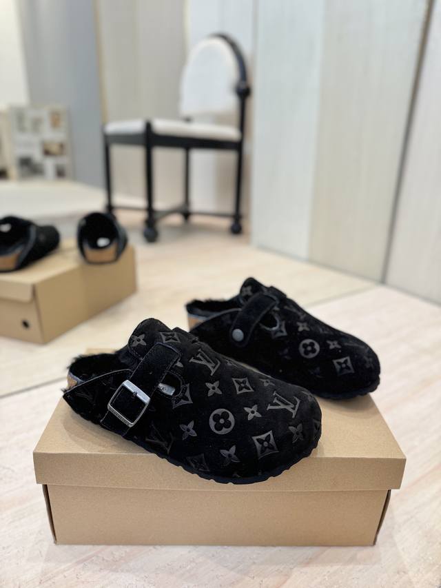 女 男 顶级版本 Louis Vuitton × Birkenstock联名合作款Boston包头软底拖鞋Lv 勃肯穆勒拖鞋 万年经典勃肯软底拖鞋强势推出，一个