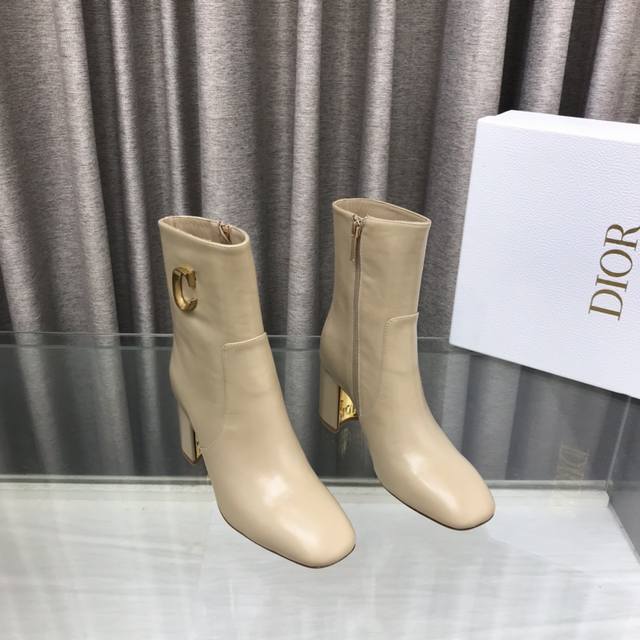 迪奥 Dior 2025秋冬新款C’Est高定系列粗跟圆头骑士女短靴 明星同款Cd字母Logo五金扣侧拉链机车马丁及裸靴 鞋面：进口开边珠牛皮 内里：水染牛皮内