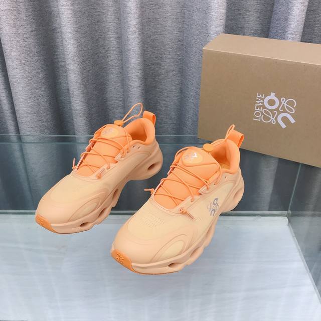 Loewe罗意威 X On昂跑联名情侣款 跑鞋 罗意威 Xon 昂跑全新合作系列 时尚，品牌与瑞士高性能运动品牌On携手打造的此系列作品专为城市与户外生活而设，