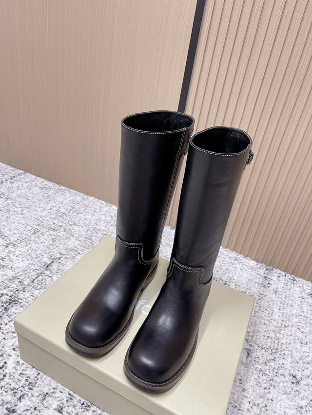 顶级版本： Unfolio骑士靴｜把“复古酷感”穿成秋冬标配 油蜡皮质感自带复古滤镜 金属扣带锁住飒爽气场 这双长靴把骑士风玩出了高级感 利落靴型修饰腿型 不管