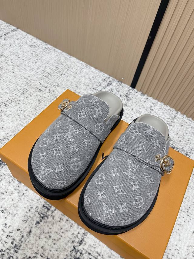 顶级版本： Louis Vuitto*Lv 新品情侣款勃肯拖鞋 可可爱爱、脚感简直不要太好 简约又高级 露跟设计 即穿即走 懒人福音 鞋面进口牛皮 进口老花布