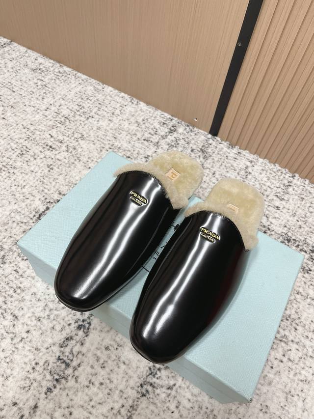 顶级版本： prada普拉达 25Ss普拉达秋冬新款毛绒穆勒鞋 融合了奢华质感与舒适休闲感，鞋面采用高级皮革 麂皮材质，鞋口处的毛绒设计既增添了温暖的视觉效果，