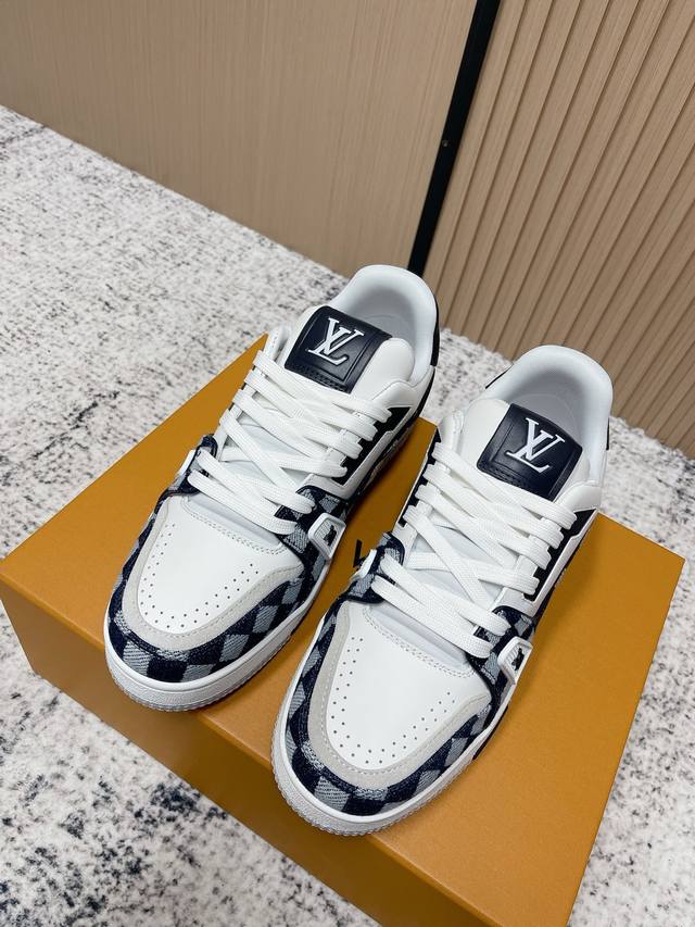 顶级版本： Lv Trainer~~全新升级版~~经典回归 情侣款，滑板鞋，篮球鞋，运动鞋 Lv全新运动系列；复古风视感；拥入家族多方面经典原素；超级帅气~~