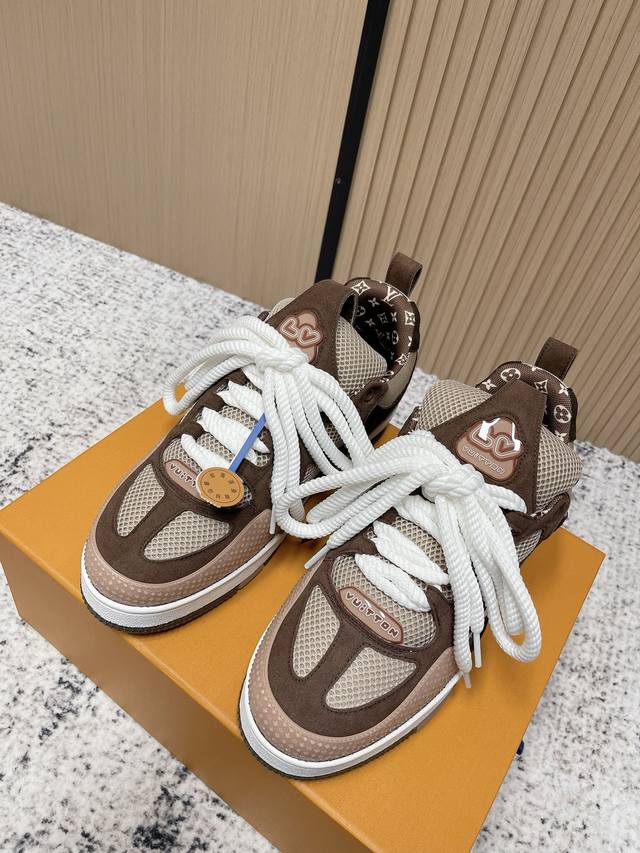 顶级版本： Lv Skate Sneaker 四叶草情侣款运动鞋，面包鞋，滑板鞋 全新注入年轻血液潮范系列 增加两鞋带设计 鞋舌与鞋跟均带有品牌创立时间1854