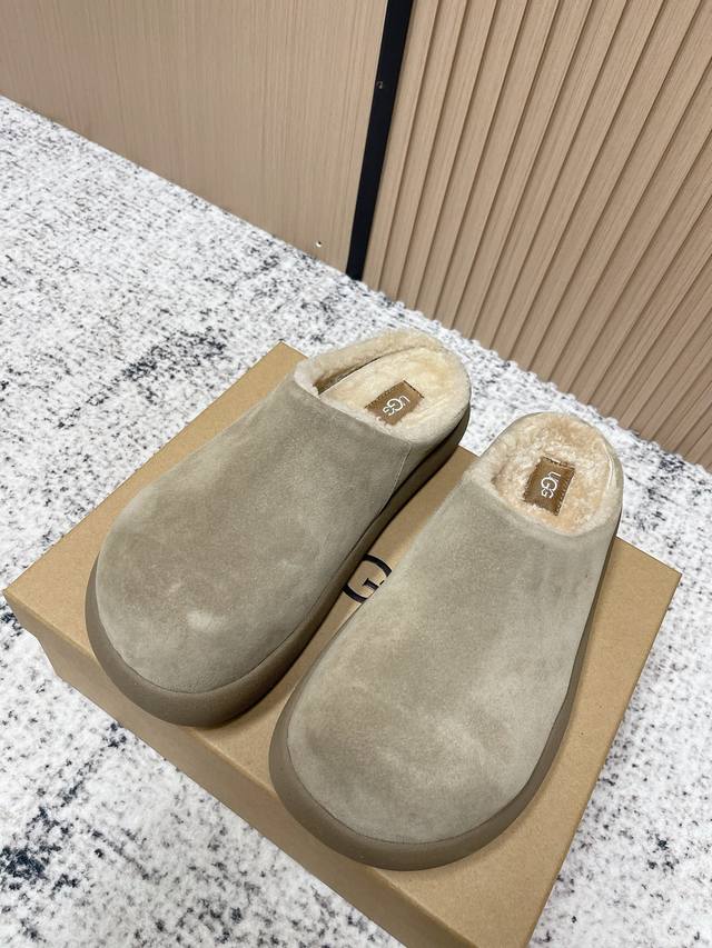 顶级版本： Ugg秋冬最款新厚底毛毛鞋 超多明星网红种草 秋冬必备毛毛鞋 真羊毛上脚超暖和 一款不会撞衫的鞋子 简约的隔板设计 细节处Logo点缀高级感满满 无