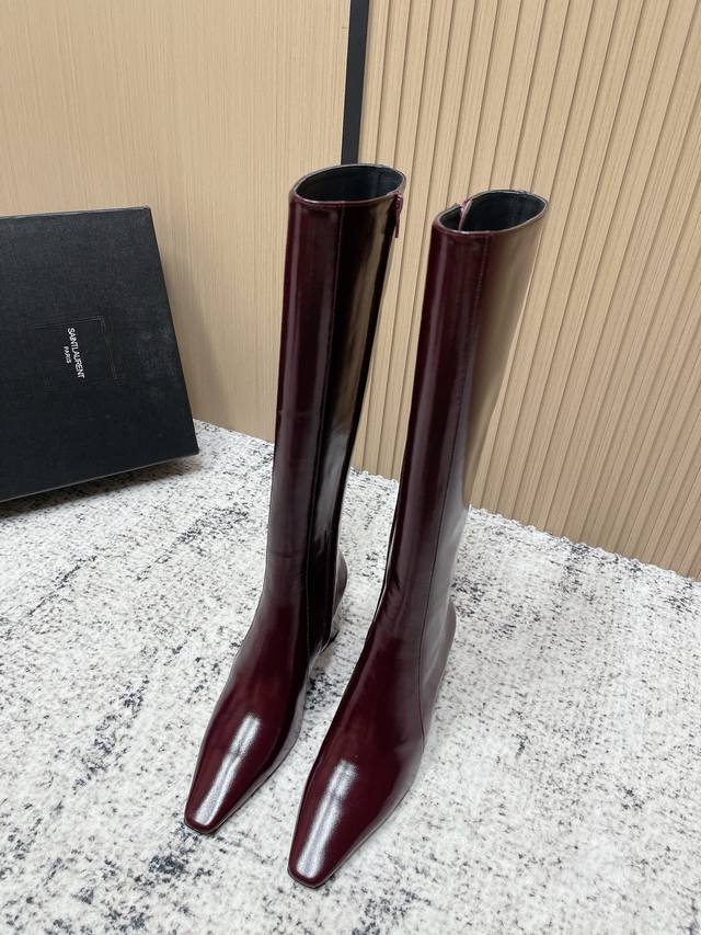 顶级版本： Saint Laurent 圣罗兰秋冬新款 侧拉链 高跟 高靴 整个鞋非常的简约大气 小方头更加的精致时髦可以看到我们靴子侧面是按照人体腿型设计出来