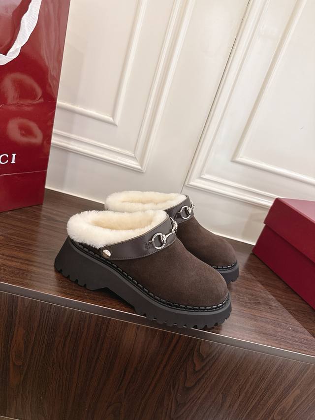 Gucci 饰马衔扣羊毛穆勒鞋沟纹底半拖 作为品牌对马术本源的致敬之作，马衔扣历经岁月洗礼之后，将厚重历史底蕴和现代时尚流行融合形成一体 牛皮面 底厚：5Cm