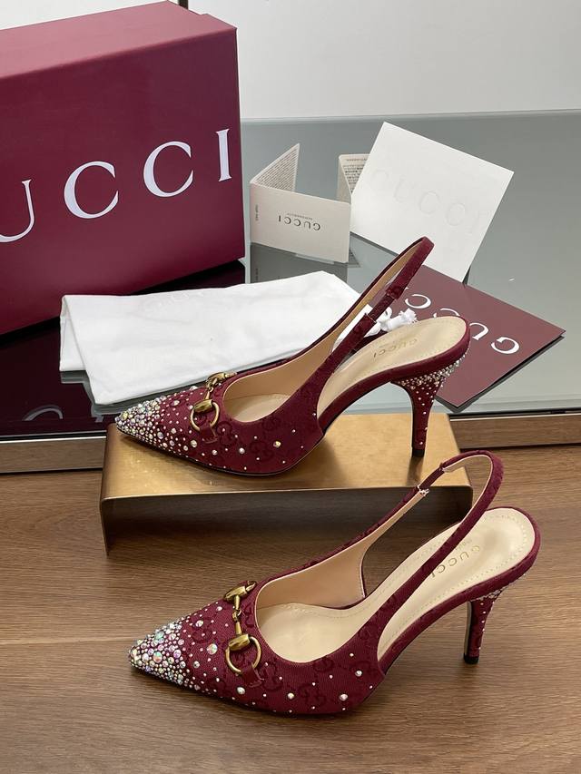 Gucci2025尖头高跟凉鞋多刻面幻彩水晶 G家新款Gucc马衔扣露跟尖头浅口凉鞋猫跟Gg多刻面幻彩水晶钻凉鞋 鞋面：进口高档幻彩水钻+G G剌绣老花布 内里