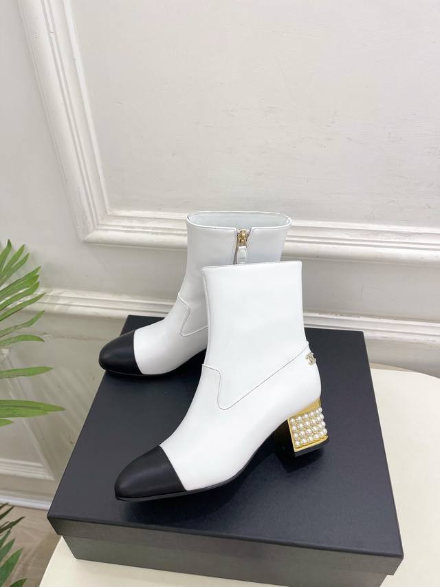 小香 25 2025 秋冬秀场新品 小香经典双C珍珠跟短靴系列上新 Bs时尚圈的绝绝子 搭配将演绎着细致 极简 永不褪去的经典元素 展现与众不同的穿搭风格美到无