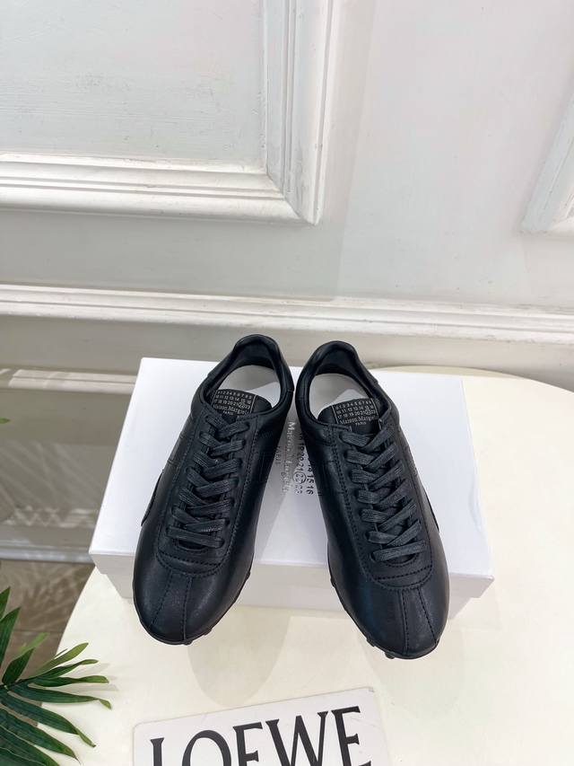 Maison Margiela 马吉拉 2025Ss 秋冬新品低帮系带运动鞋休闲鞋 Mm6作为这两年最受欢迎的鬼才设计师品牌，设计简单、奢华的质感让你爱不释手