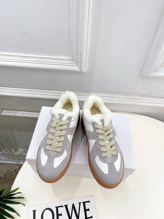 Maison Margiela 马吉拉 2025Ss 秋冬新品 厚底系带羊毛德训鞋休闲鞋 Mm6作为这两年最受欢迎的鬼才设计师品牌，设计简单、奢华的质感让你爱不