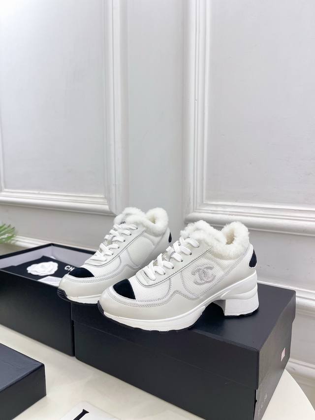 小香 25 2025 秋冬新品 专柜经典走秀款 小香双C熊猫羊毛粗跟运动鞋老爹鞋 系列上新 Bs时尚圈的绝绝子 搭配将演绎着细致 极简 永不褪去的经典元素 展现