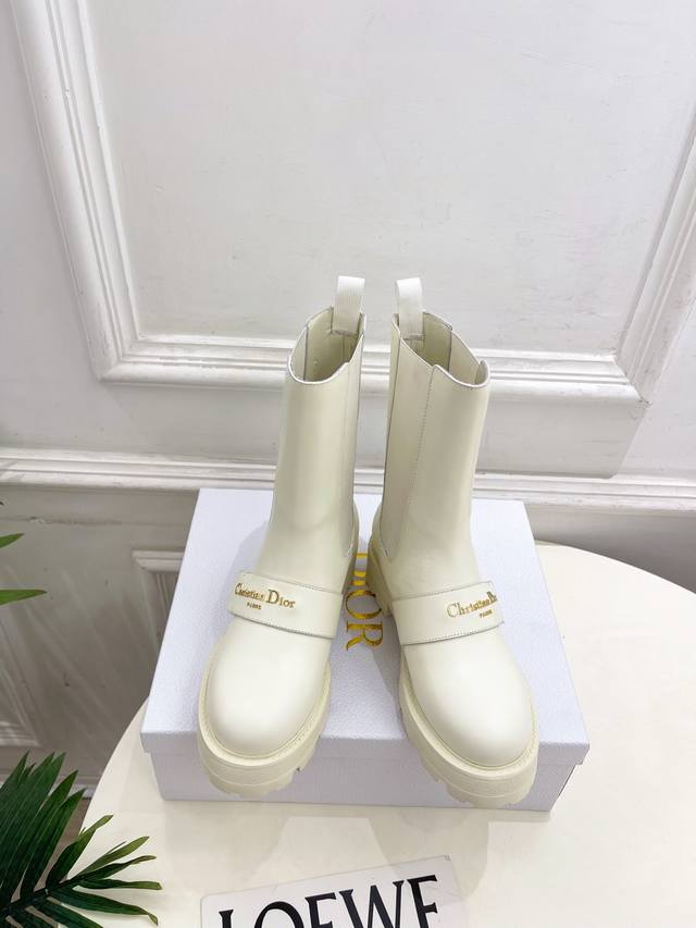 Dior 迪奥 25 2025秋冬新品 顶级版本 专柜主打新款D-Quest 字母扣切尔西及踝靴 硬货上新 Bs代购级别！高级感十足！国内外博主刷爆的一款，复古