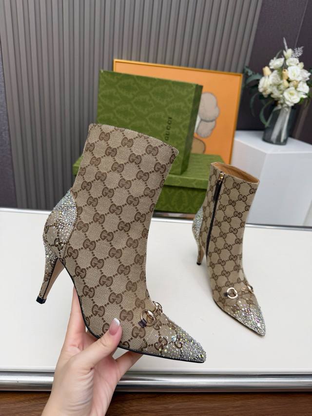 2519A一8 短靴 Gucci古奇最新款短靴 原板鞋复制一比一精心制作 原版五金扣开模 面料：古奇老花布烫钻 内里：牛皮里 大底釆用非常轻便耐磨性强的橡胶底