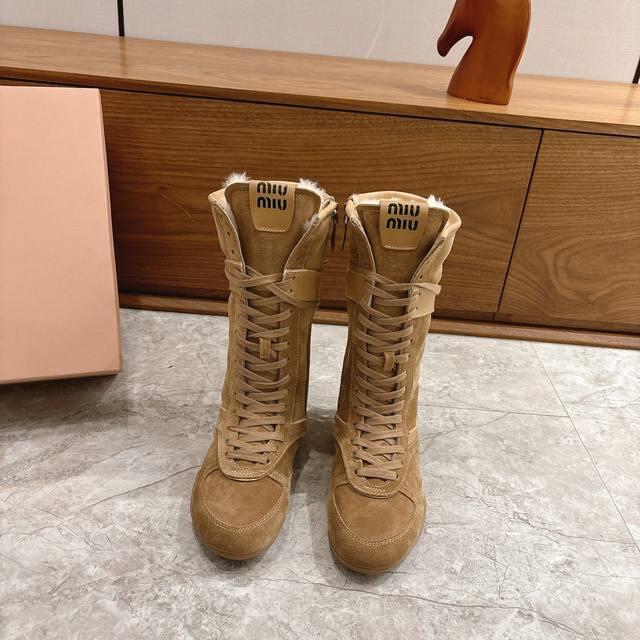 出厂 Miumiu 2025冬靴新款战靴羊毛靴马丁靴中筒靴 复古经典简约帅气百搭～鞋形超好，好穿到飞起！轻盈不笨重！~全羊毛内里，超级好看又保暖 冬季必备款 面