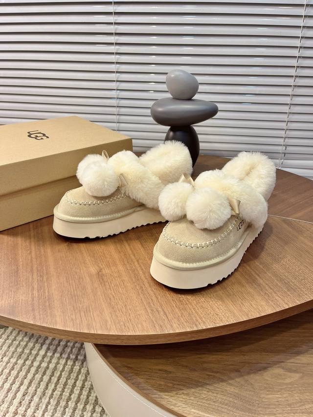 Ugg毛球雪地靴、秋冬爆款、厚底保暖、多色可选、皮毛一体、时尚百搭、萌趣毛球装饰、显高显瘦、户外防滑、居家外穿两用、网红同款、保暖神器、潮流单品 冬日软萌奶油系