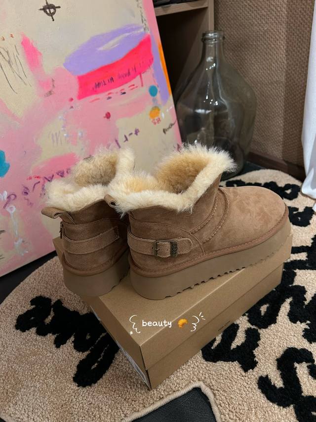 秋冬氛围感，被这双浅棕色雪地靴拿捏住啦～绒面质感高级，内里暖乎乎像裹着云朵，搭配裙装、裤装都很绝，踩上它，从脚暖到心，轻松开启温暖又时髦的季节～ 35-40