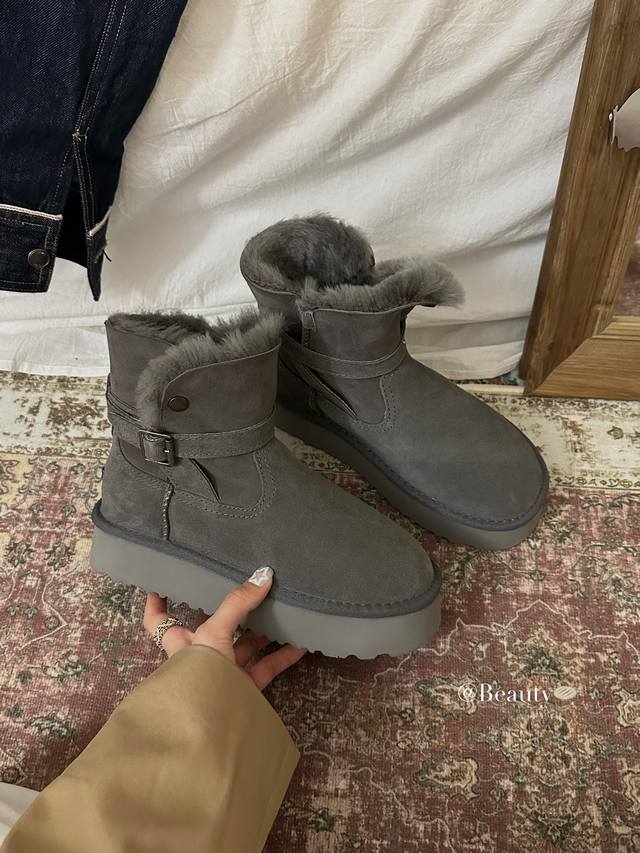 复古扣带雪地靴 双脚有了“云朵级”守护~这双雪地靴也太懂怕冷星人了，隆丰A级皮毛一体+厚底，悄悄显高哦，逛街上班都能踩，今年冬天就靠它锁住温暖与时髦啦~ 码数：