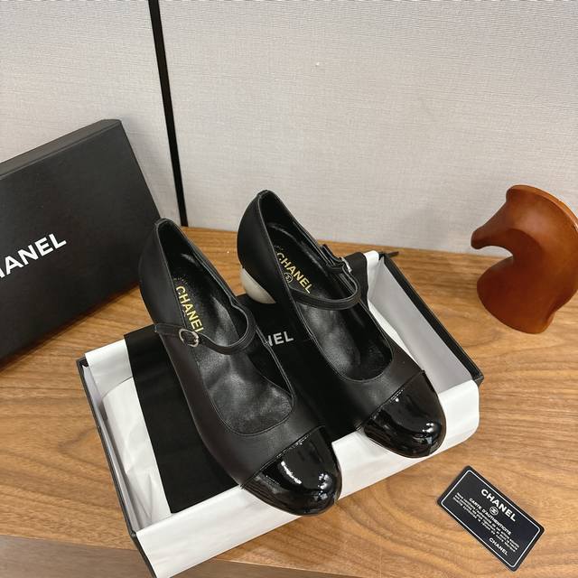 出厂 Chane*｜小香25A秋冬新品双C巨型珍珠跟单鞋 面料：采用原版定制皮料 内里：垫脚均为羊皮材质 意大利进口真皮大底 Size：35-39 34 40