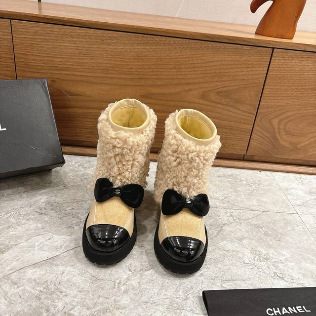出厂 火爆款 香奈儿 Chanel 25N Coco Neige双C蝴蝶结拼色厚底雪地靴短靴 当圣莫里茨的初雪邂逅巴黎格调 这款雪地靴便成了冬日的时尚注脚 品牌