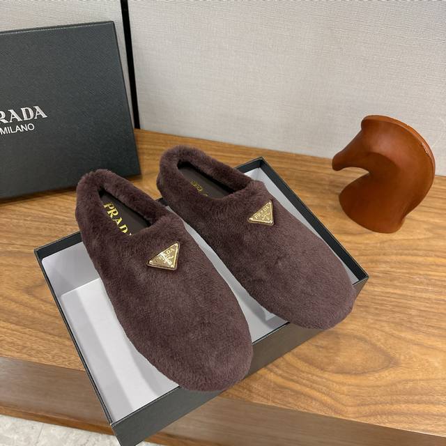 出厂 普拉达 prada25秋冬毛毛拖鞋系列 半拖羊毛拖鞋 经典三角扣 舒适 萌萌哒 可爱 时尚 高雅 百搭 ，羊毛舒适柔软，唤醒秋冬暖意。让您从早到晚舒适踱步
