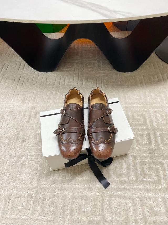 出厂380 Cotemp2025秋冬新款复古乐福鞋这一季的鞋子更有腔调了 鞋型和颜色配合的太棒了，时髦精的挚爱不允许错过的乐福鞋 对版牛皮 高丝光羊京面料，水染