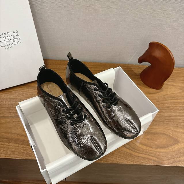 出厂 2025Maison Margie*马吉拉分趾粗跟平底复古玛丽珍系带分趾鞋 太棒了的版本 非常不好做！马吉拉分趾鞋又被推到风口啦 小红书发一个爆一个！性感