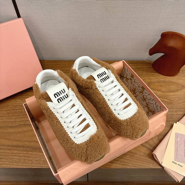 出厂 Miu羊羔毛德训鞋Miumiu秋冬限定羊羔毛德训鞋经典德训鞋型+柔软羊羔毛拼接奶白色调超温柔毛绒感满满保暖又时髦T鞋面压花Mu徽标细节精致彰显品牌格调橡胶