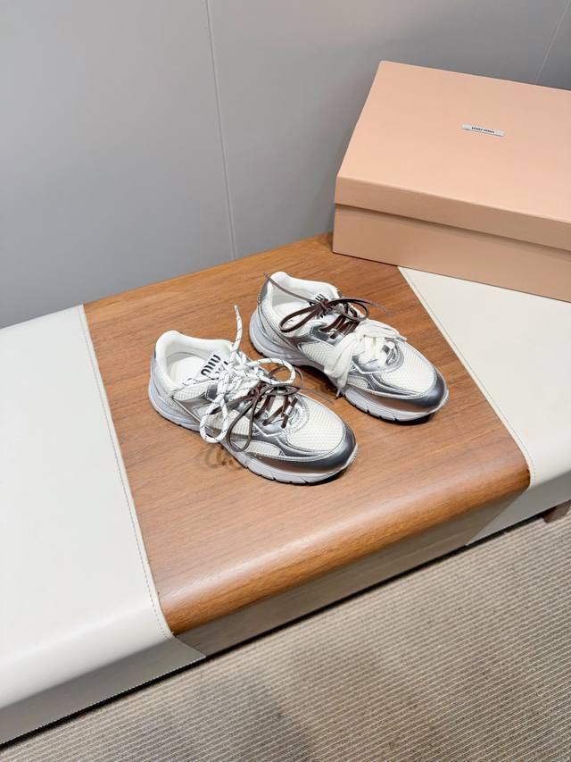 Miu Mi- 缪缪 25Ss春夏新款 复古 擦色 老爹鞋 颜值担当火爆款运动鞋 不得不入的一款～做旧时尚 简约高级 随意搭配上脚非常舒适，年度必入款 最新走秀
