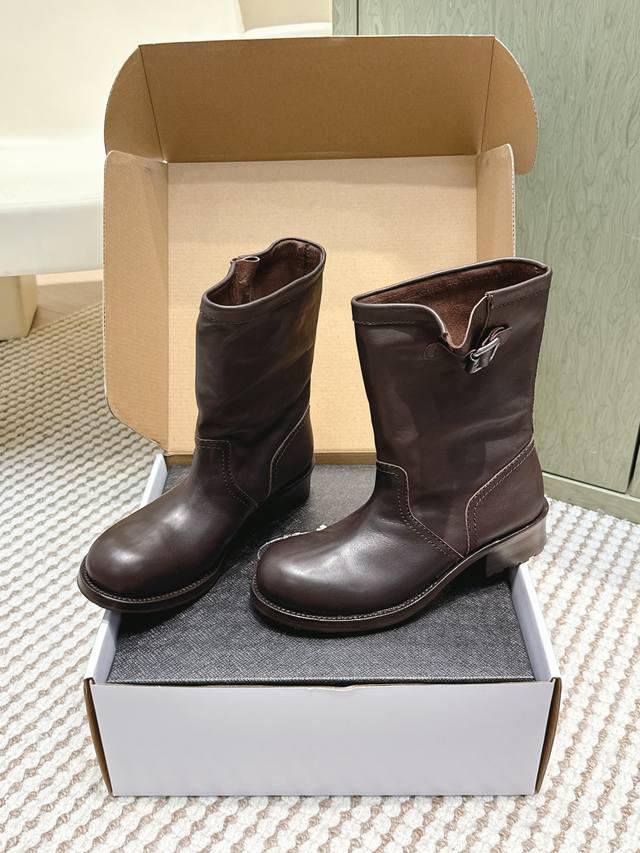 代购级 prada普拉达 25Ss 秋冬 复古西部牛仔靴 时尚机车马丁靴，独到味道，人人都爱也轻松驾驭 每年都会爆.还有就是百搭经典的鞋楦，足以征服你，穿上它，