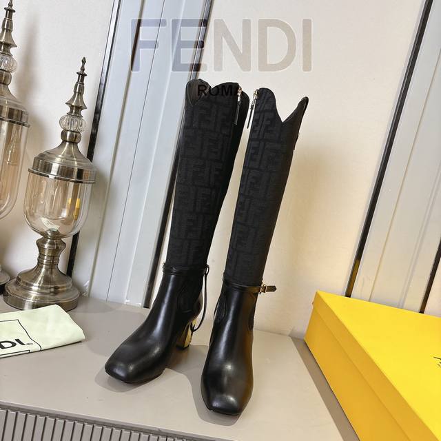 Fendi Delfina ：： 芬 迪 Delfina 皮革高跟长靴 出厂价pp： 真皮大底： 圆头皮革Delfina长靴，靴管采用Ff提花布料。鞋跟饰有镂刻