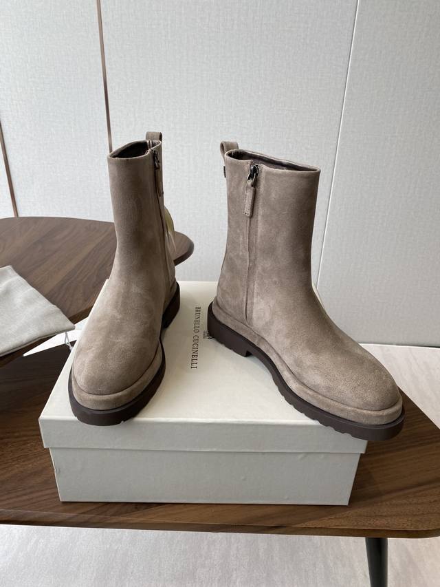 出厂： 独家顶级版本 Brunello Cucinelli～25Vs秋季爆款靴子系列 不用多说！超级有范的一款靴子女孩子穿起来不要太酷，走在街上保证回头率蹭蹭U