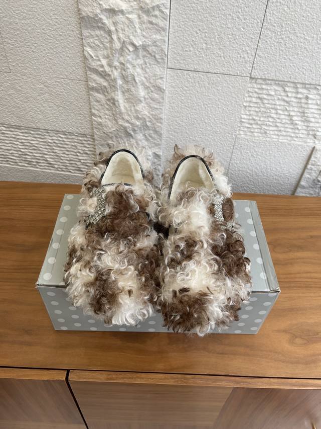 顶级版本: Birkenstock 2025 秋冬新款 羊卷毛 钻扣 毛毛鞋 Birkenstock这款羊羔毛勃肯鞋，采用卷曲的羊毛材质，黑白相间的颜色搭配，外