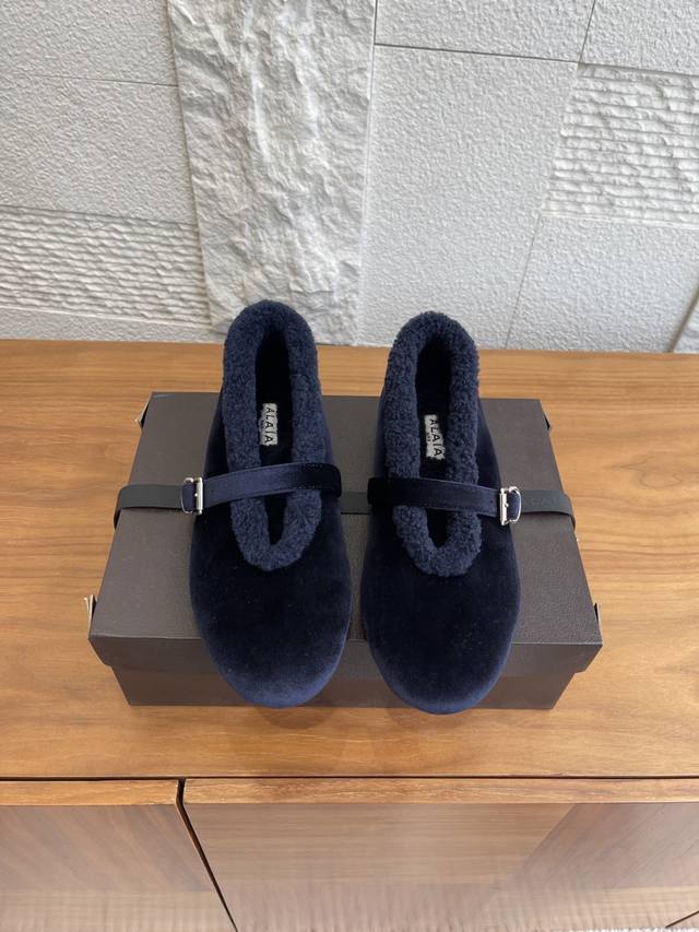 顶级版本: Alaia 阿莱亚 2025 秋冬新款 圆头 平底 丝绒 玛丽珍 芭蕾舞鞋 Alaia 阿莱亚这双丝绒芭蕾舞鞋，鞋面柔软细腻，低调正光质感，秋冬穿搭
