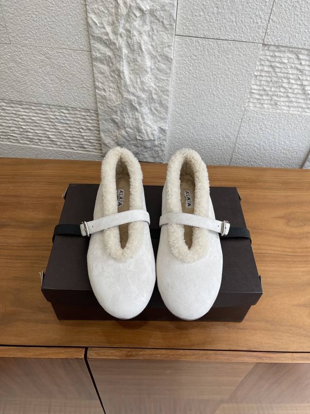 顶级版本: Alaia 阿莱亚 2025 秋冬新款 圆头 平底 羊猄 玛丽珍 芭蕾舞鞋 Alaia 阿莱亚这款芭蕾舞鞋，光泽感满满，搭配金属标扣，复古又优雅计。