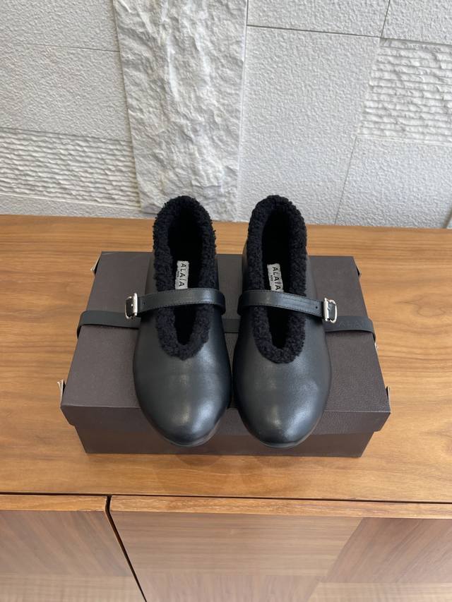 顶级版本: Alaia 阿莱亚 2025 秋冬新款 圆头 平底 玛丽珍 芭蕾舞鞋 Alaia 阿莱亚这款漆皮玛丽珍鞋，光泽感满满，搭配金属标扣，复古又优雅计。毛