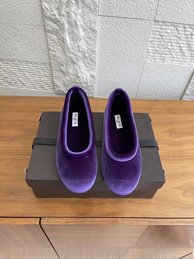 顶级版本: Alaia 阿莱亚 2025 秋冬新款 圆头 平底 丝绒 玛丽珍 芭蕾舞鞋 Alaia 阿莱亚这双丝绒芭蕾舞鞋，鞋面柔软细腻，低调正光质感，秋冬穿搭