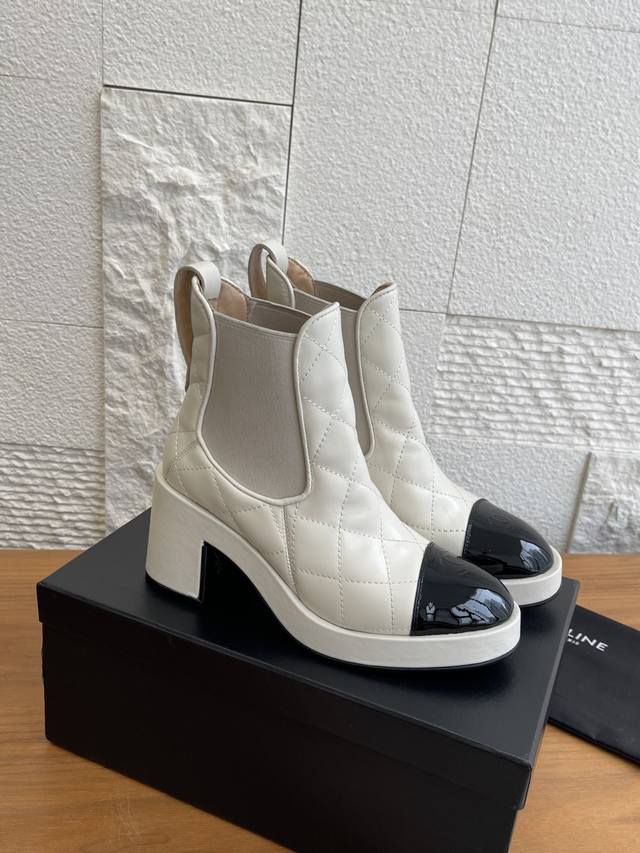 顶级版本: Chanel 香奈儿 2025 秋冬新款 拼色 菱格纹 水台底 切尔西 短靴 Chanel菱格纹切尔西短靴，面料采用小牛皮+羊皮内里，质感细腻柔软，
