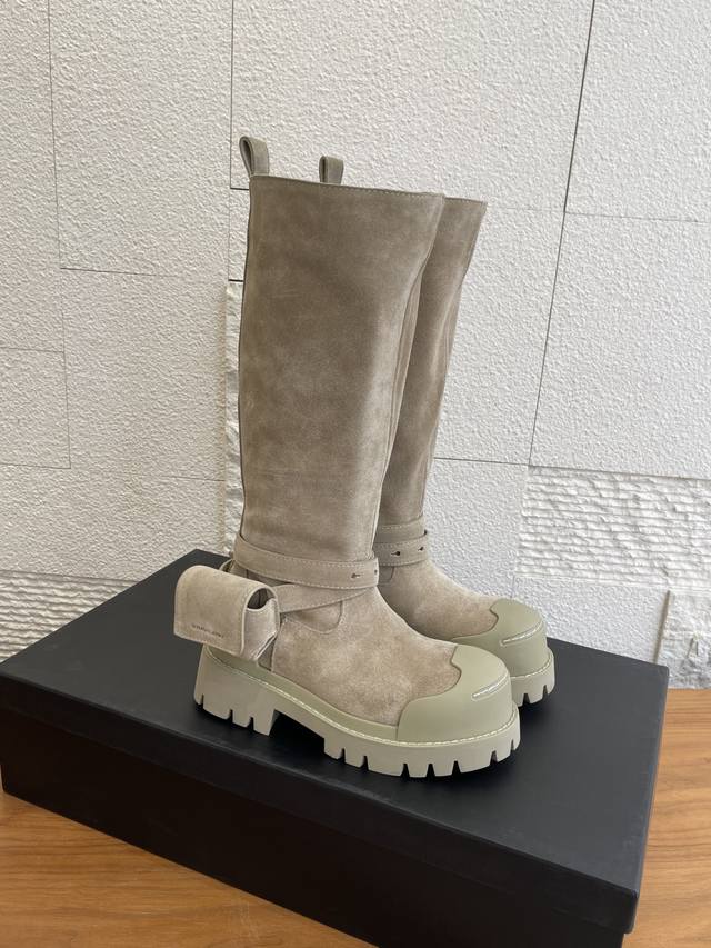 顶级版本: Dymonlatry 2025 秋冬新款 拆卸包带 厚底 直筒靴 中筒骑士靴 Dymonlatry 这款可拆卸包带厚底长靴，主打6Cm厚底设计，显高