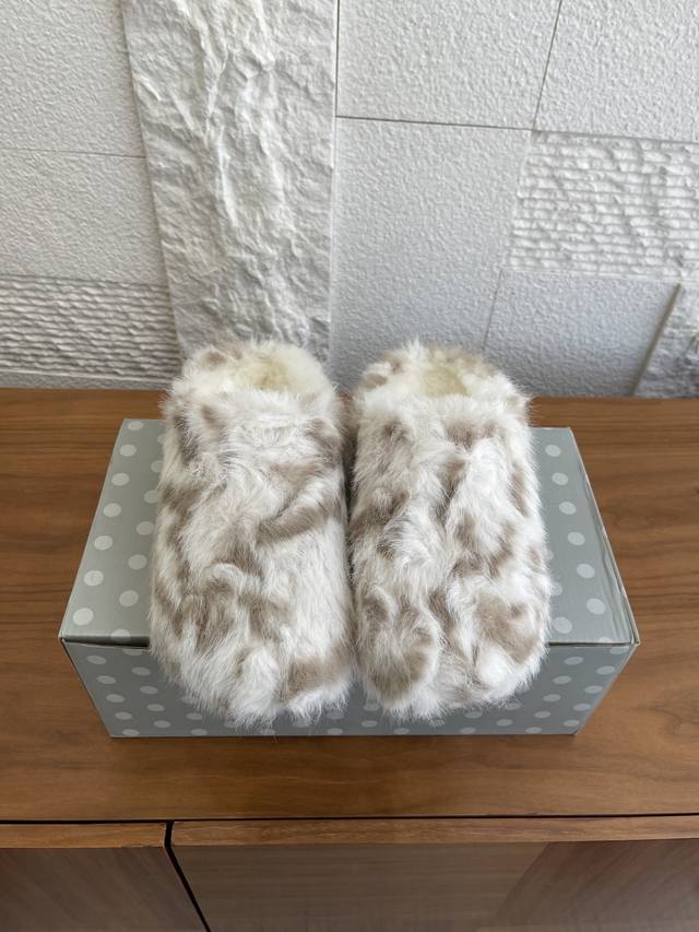 顶级版本: Birkenstock 2025 秋冬新款 绒面 毛毛鞋 毛拖 Birkenstock这款毛毛拖鞋采用仿毛绒材质，柔软细腻，保暖性超棒，秋冬居家必备