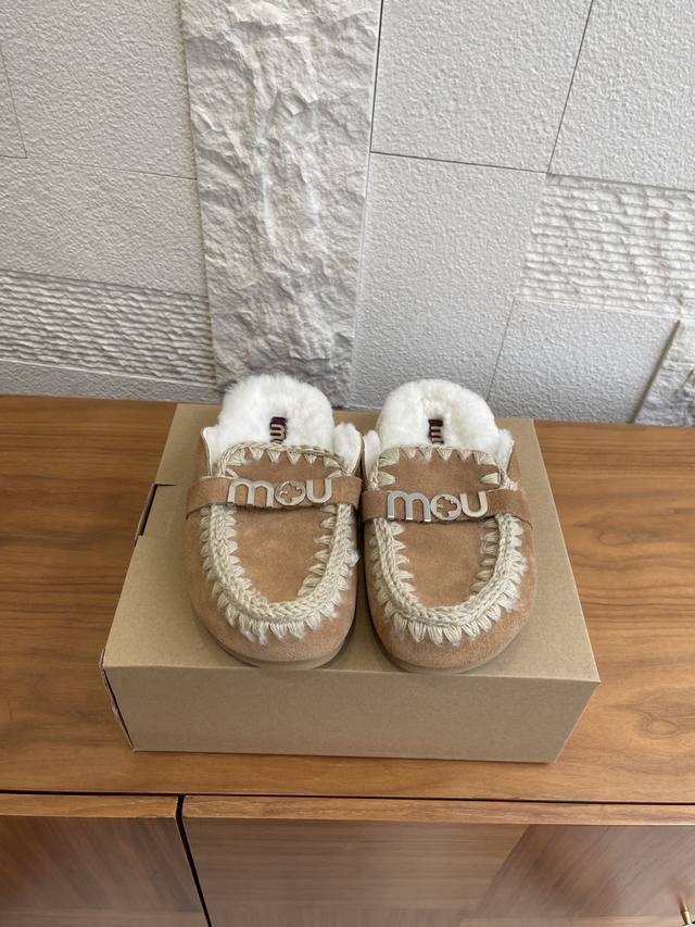 顶级版本: Mou 2025 秋冬新款 手工钩缝面 金属Logo 后空 半拖 拖鞋 英国小众品牌Mou的Eskimo系列毛毛拖鞋，棕色皮革+厚实白色毛绒，手工钩