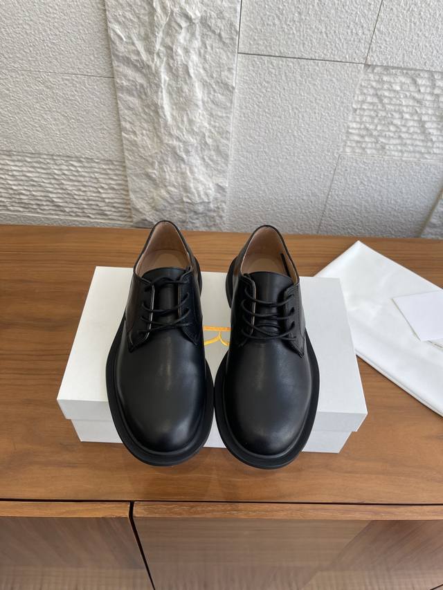 顶级版本: 莞货 The Row 2025 秋冬新款 复古皮鞋 圆头 系带 德比鞋 The Row这款德比皮鞋，选用优质牛皮，鞋面光滑细腻，简约大方。经典圆头+