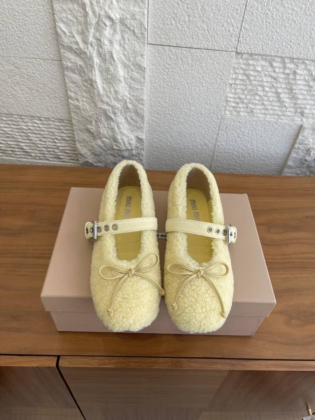 顶级版本: Miumiu 缪缪 2025 秋冬新款 蝴蝶结 卡扣带 毛毛鞋 芭蕾舞鞋 Miumiu这款毛毛芭蕾舞鞋，采用柔软、蓬蓬质感的羊皮毛进一步烘托这款平底