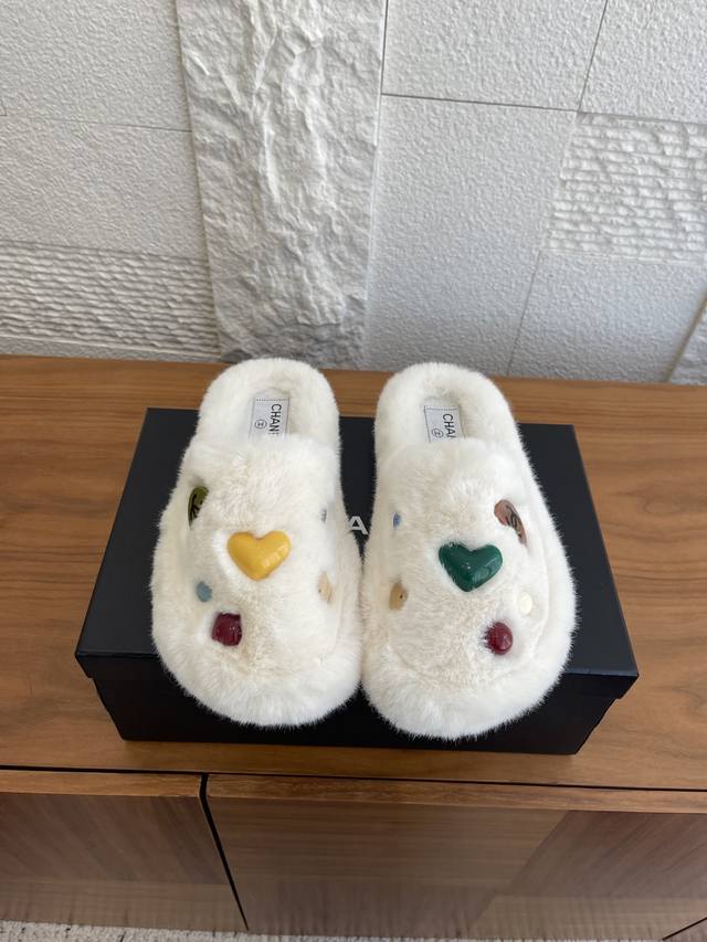 顶级版本: Chanel 香奈儿 2025 秋冬新款 双C彩色纽扣 毛毛鞋 毛拖 Chanel香奈儿新款图钉羊毛毛毛拖鞋，羊毛材质，柔软又保暖，包头设计超贴心！
