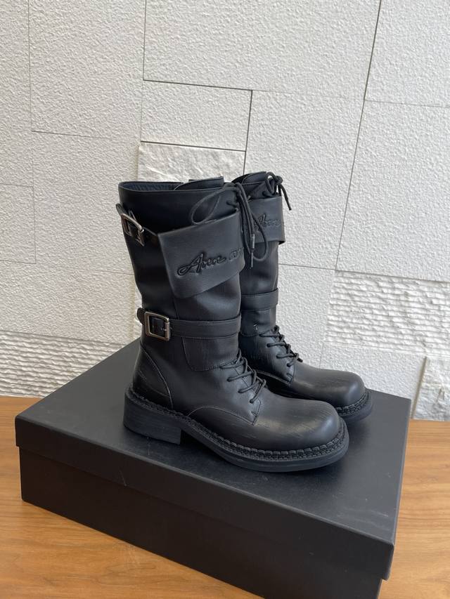 顶级版本:短靴 长靴 Ann Andelman 2025 复古 皮带扣 系带 短靴 长靴 Ann Andelman这款皮带扣复古长筒靴，选用哑光皮革，质感细腻又