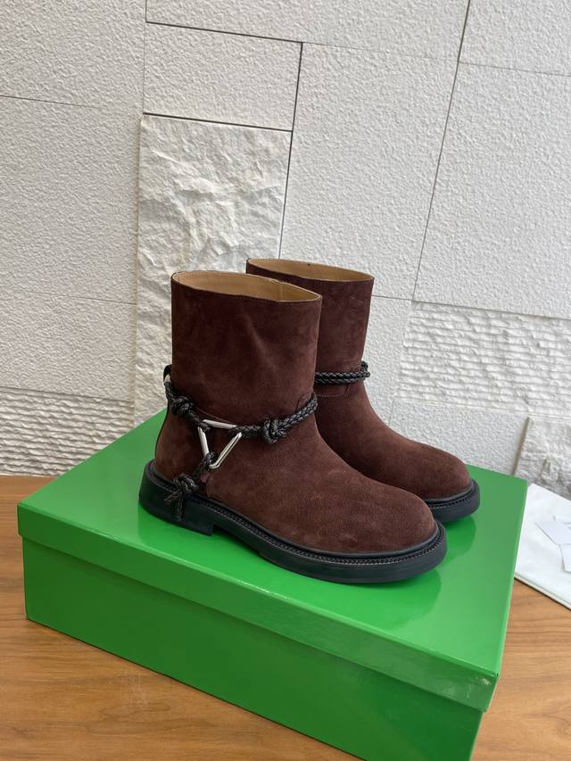 顶级版本:短靴 长靴 Bottega Veneta 25Ss 秋冬新款 圆头 绳结 三角扣 及踝靴 长靴 Bv这双经典绳结编织缠绕靴身，搭配标志性三角金属扣，黑
