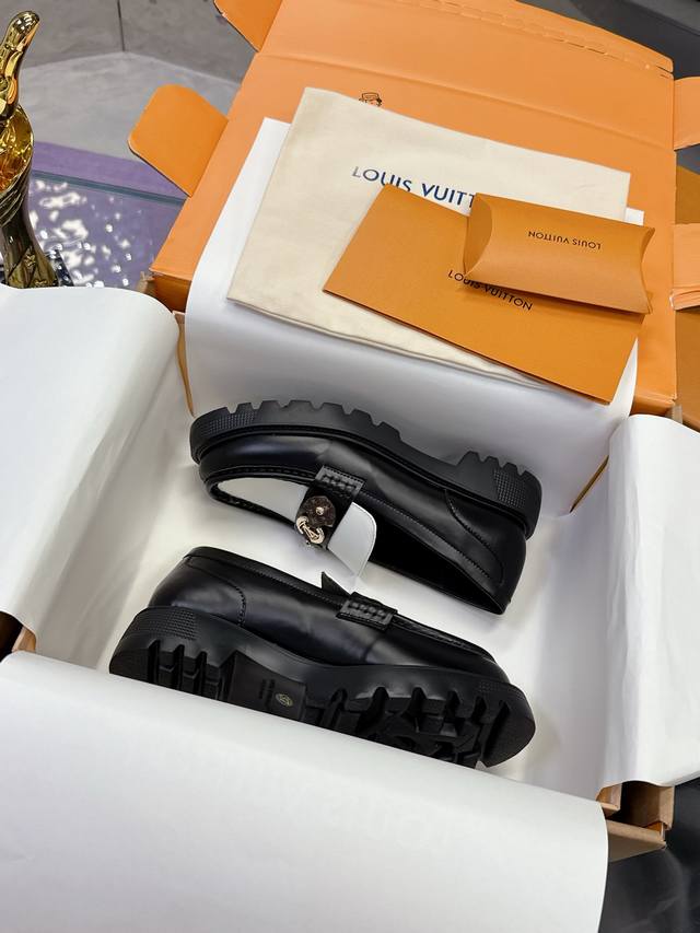 工厂p价p： Lv 驴牌25Wf春夏新品老花 厚底乐福鞋 当老花图腾邂逅工装锋芒这款乐福鞋以跨界巧思重构经典。 老花织带勾勒硬箱手柄般的利落线条在复古质感中注入