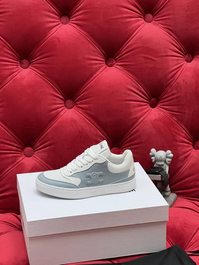 独家实拍 顶级版本 情侣款 Celin*思琳25Ss新款休闲鞋运动鞋 充满街头感的一双鞋子 延续经典设计非常赞 这款鞋有它自己独特的设计 皮革鞋面非常好打理 松