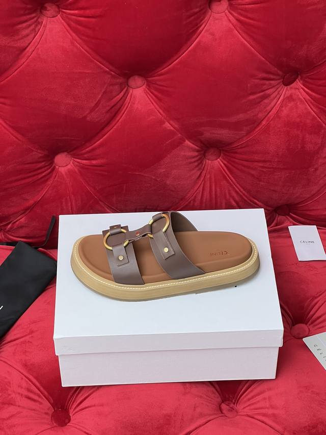 独家实拍 顶级版本 Celine塞琳 Ss春夏新款 凯旋门英伦风平底微标凉鞋拖鞋 简约大气时髦 耐看不过时 是时尚圈永不退潮的经典所在 复古的英伦风格 让你穿出