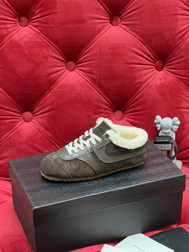 独家实拍 顶级版本 Dries Van Noten 马拉松运动鞋 2025Ss春夏系列 设计师通过改造 扭曲和颠覆经典元素 打造出实用而富有设计感实穿的运动鞋履